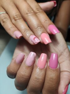 Capsules américaines, vernis semi-permanent rose et nail art flamant rose