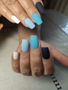 Capsules americaines et venis semi-permanent noir bleu blanc mate