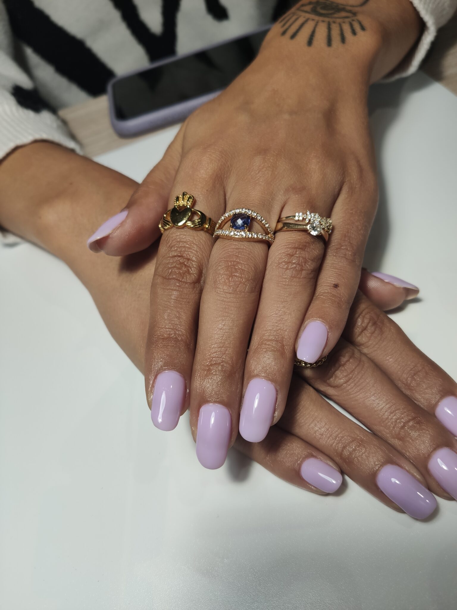 Vernis semi-permanent violet brillant sur ongles naturels