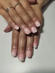 Gel sur ongles rongés et french rose et blanche