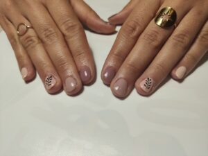 Vernis semi-permanent rose et violet brillant sur ongles naturels