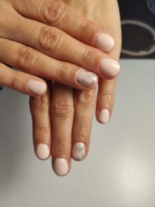 Vernis semi-permanent rose et doré sur ongles naturels