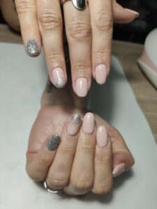 Gainage et vernis semi-permanent rose et argenté pailleté