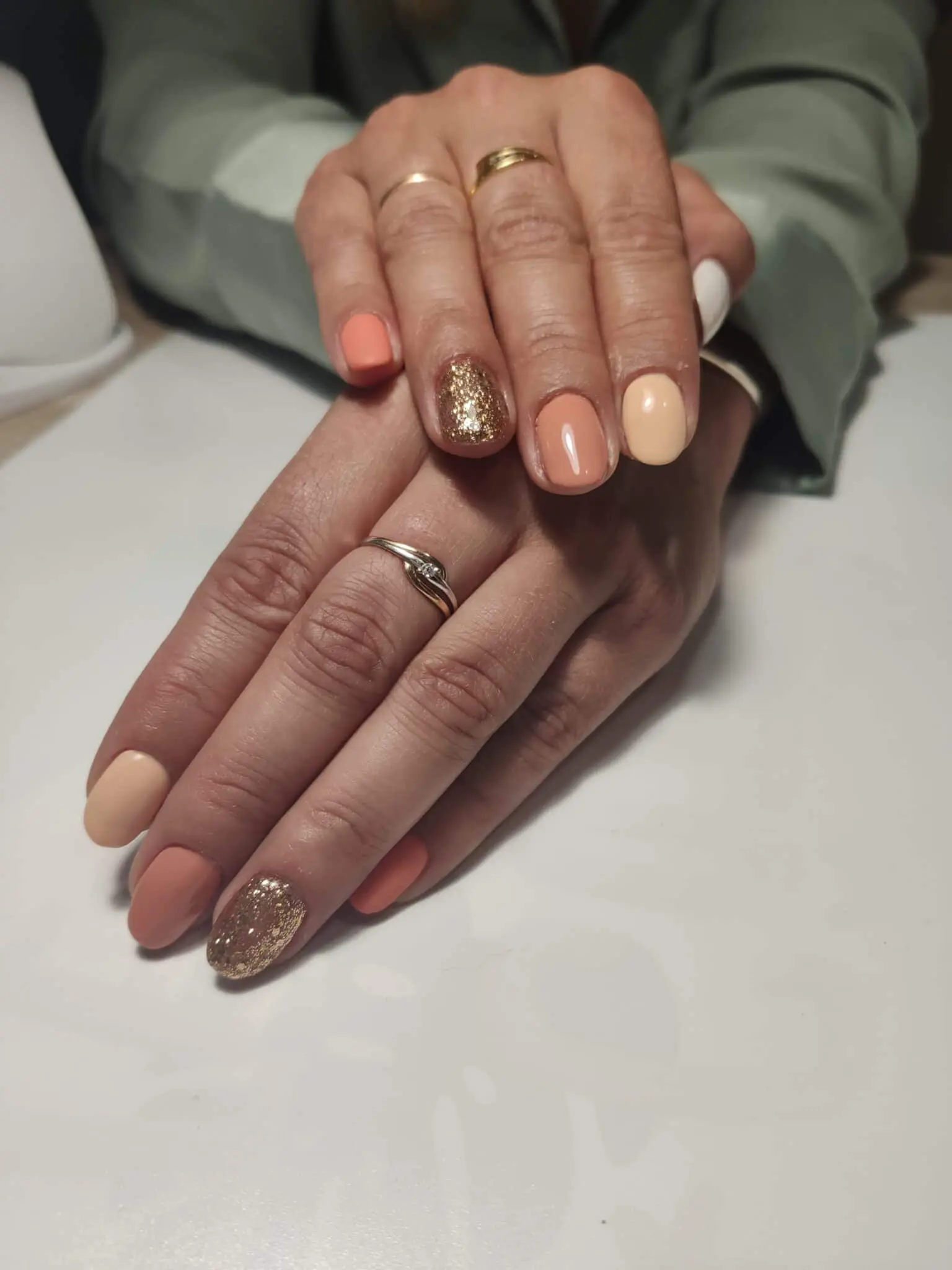 Vernis semi-permanent orange sur ongles naturels