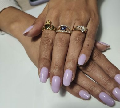Vernis semi-permanent violet brillant sur ongles naturels
