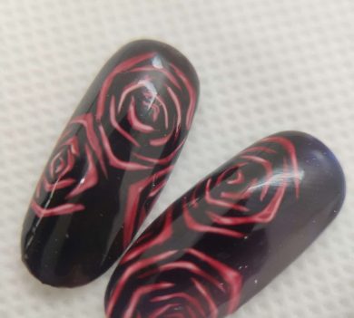 Ongles nail art rose rouge sur vsp noir
