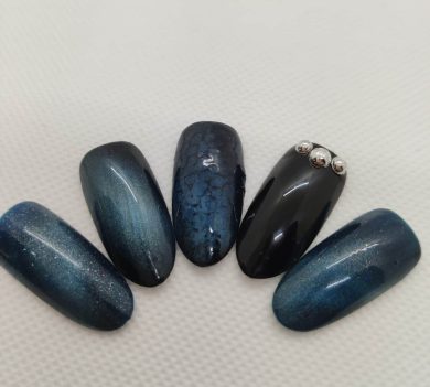 Ongles nail art bleu nuit brillant
