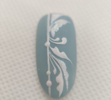 Ongle nail art arabesques blanche sur VSP bleu ciel