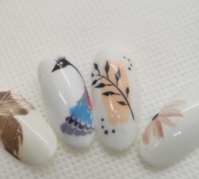 Ongles nail art paon, vernis semi-permanent blanc
